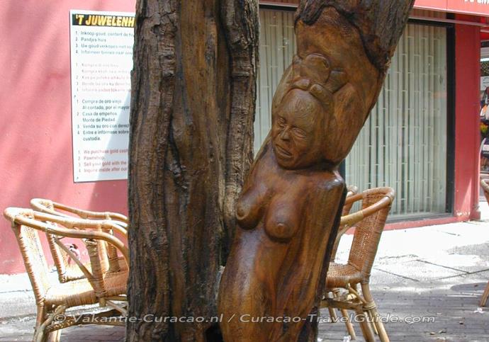 Boomversierkunst- houtsnijwerk in een boom